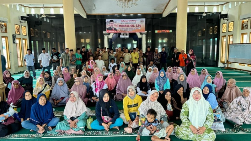 Ketua DPRD Padang Muharlion saat laksanakan reses di Dadok Tunggul Hitam.